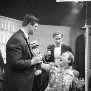 Judoka Anton Geesink (l) als Mo in een rol op de televisie Anton houdt Julius …, Bestanddeelnr 918-5284