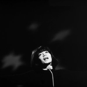 Juliette Greco voor het programma Domino in de Cinebone Studio in Duivendrecht, Bestanddeelnr 914-9572