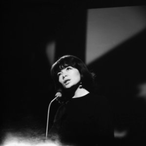 Juliette Greco voor het programma Domino in de Cinebone Studio in Duivendrecht, Bestanddeelnr 914-9569