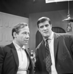 Judoka Anton Geesink (rechts) als Mo in een rol op de televisie links acteur P…, Bestanddeelnr 918-5289
