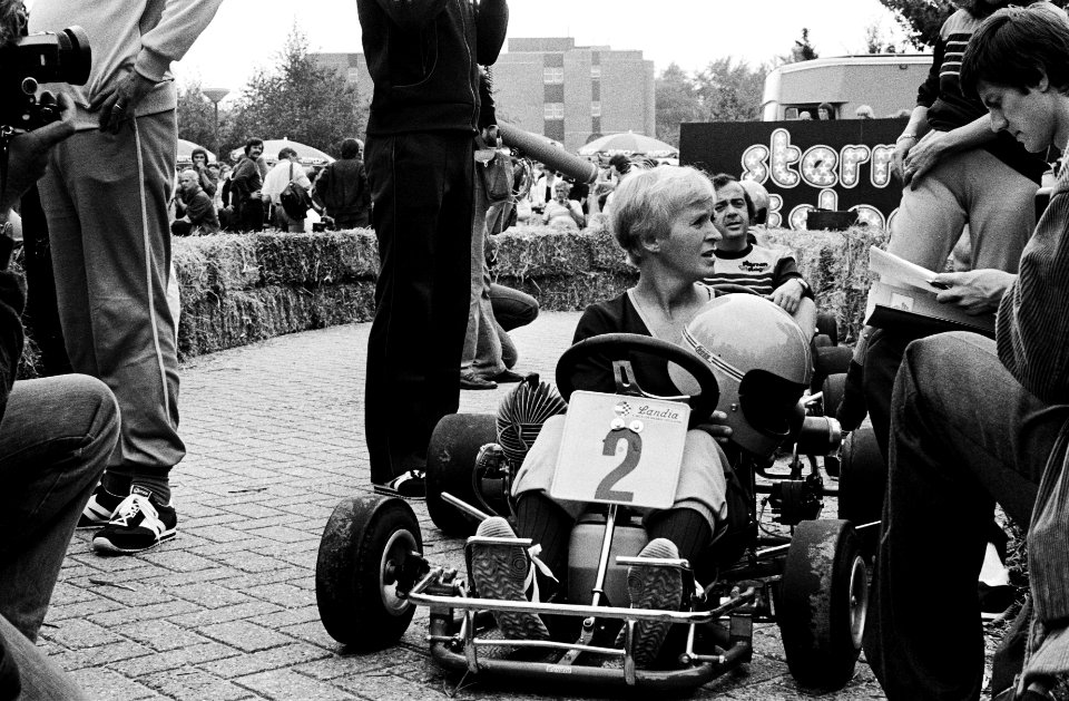Judith Bosch in een kart, Bestanddeelnr 930-9663