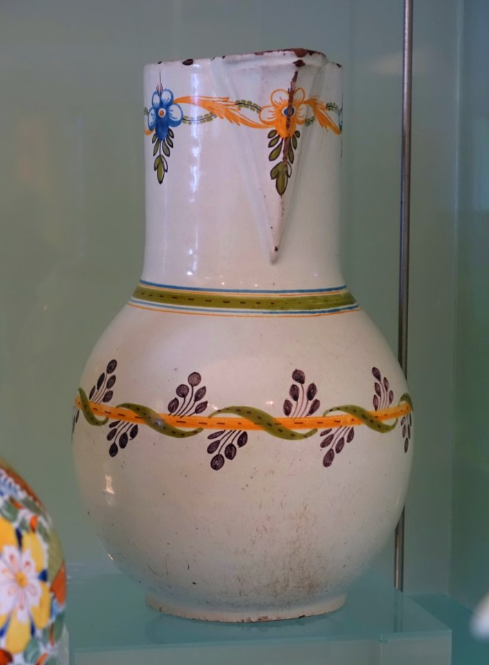 Jug, 18th-19th century, faience - Fábrica de Viana do Castelo - Museu Nacional de Soares dos Reis - Porto, Portugal - DSC00388