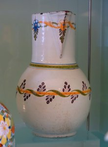 Jug, 18th-19th century, faience - Fábrica de Viana do Castelo - Museu Nacional de Soares dos Reis - Porto, Portugal - DSC00388