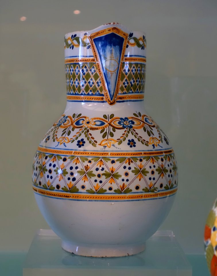 Jug, 18th-19th century, faience - Fábrica de Viana do Castelo - Museu Nacional de Soares dos Reis - Porto, Portugal - DSC00387