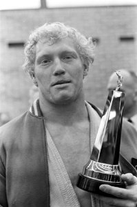 Judo Nederlandse kampioenschappen alle categorieen. Wim Ruska ontvangt beker, Bestanddeelnr 921-1333