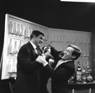 Judoka Anton Geesink (l) als Mo in een rol op de televisie, samen met acteur Pi…, Bestanddeelnr 918-5283