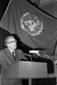 Jubileumbijeenkomst Unesco Centrum Nederland (25 jaar) Tropenmuseum in Amsterdam, Bestanddeelnr 927-6044