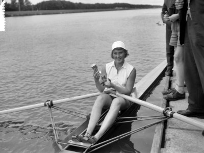 Jubileum roeiwedstrijden op de Bosbaan, dames snel jonge Skikf E D Sprangers (, Bestanddeelnr 911-3916