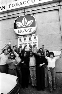 Juichend Batco personeel buiten voor het B.A.T. (British American Tobacco Compan, Bestanddeelnr 930-5036
