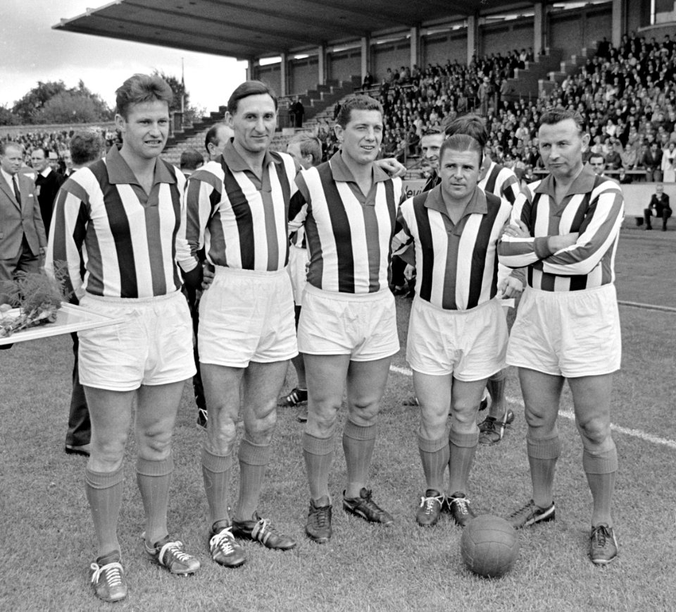 Jubileumwedstrijd op Willem II terrein Tilburg, v.l.n.r Kuys, Wilkes, Van der Ha, Bestanddeelnr 919-4508