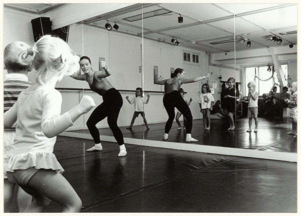 Judith Prenger aan het werk met kinderen in de balletschool Haya Maëla aan de Spiegelstraat. NL-HlmNHA 54037229