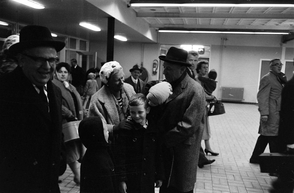 J van Tilburg, gouverneur van Suriname, op Schiphol vanuit Lissabon, Bestanddeelnr 913-7775