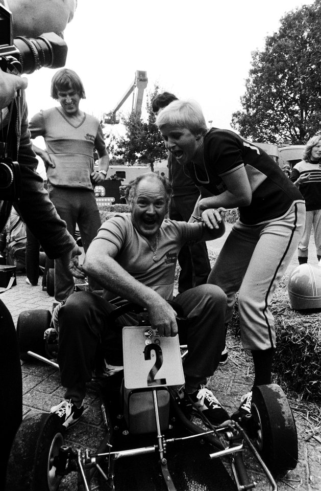 Judith Bosch helpt Nico Haak in een kart, Bestanddeelnr 930-9661