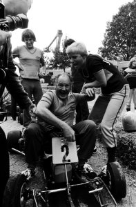 Judith Bosch helpt Nico Haak in een kart, Bestanddeelnr 930-9661