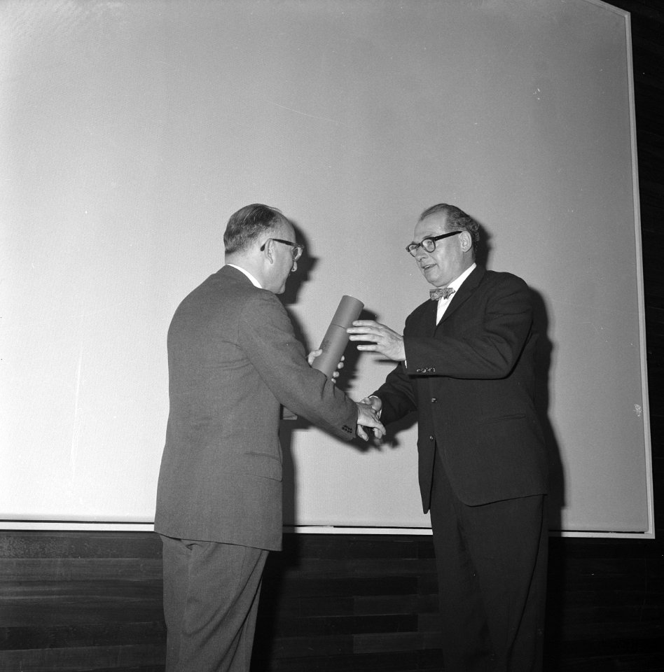 J.W. Schulte Nordholt kreeg poezieprijs 1961 uit handen van wethouder mr. R. van, Bestanddeelnr 915-2122