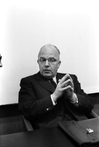 J. L. Lang was aanwezig bij de persconferentie van verkeersdeskundige David A Jo, Bestanddeelnr 920-9072