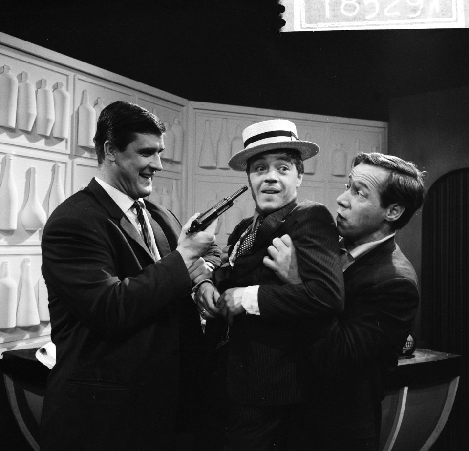 Judoka Anton Geesink (l) als Mo in een rol op televisie rechts acteur Piet Röme, Bestanddeelnr 918-5291