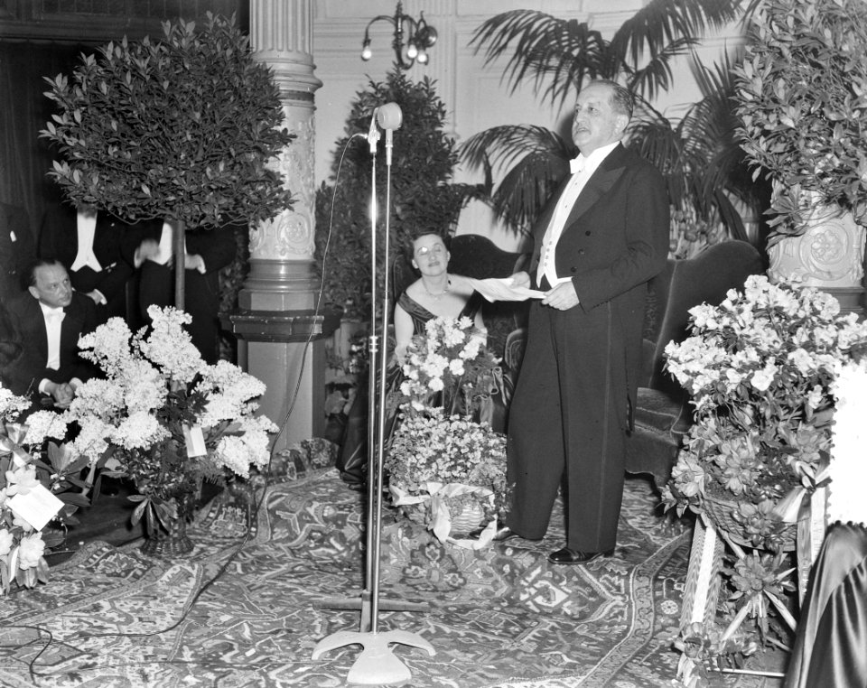 Jubileum Rudolf Mengelberg met wethouder De Roos, Bestanddeelnr 904-9560
