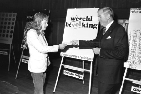 Jubileumbijeenkomst Unesco Centrum Nederland (25 jaar) Tropenmuseum in Amsterdam, Bestanddeelnr 927-6043