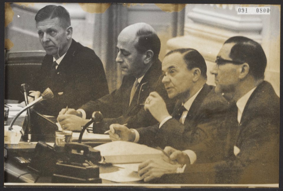 J s de jong in 1963 als minister van defensie, Bestanddeelnr 091-0800