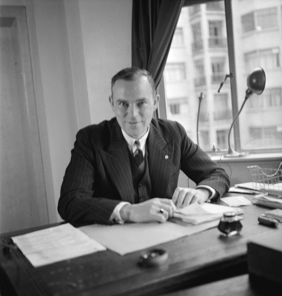 J.A.W. Burger, minister van Binnenlandse Zaken, Bestanddeelnr 935-0910