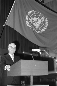 Jubileumbijeenkomst Unesco Centrum Nederland (25 jaar) Tropenmuseum in Amsterdam, Bestanddeelnr 927-6045