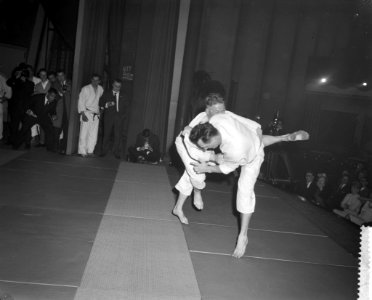 Judowedstrijd Belgie tegen Nederland te Antwerpen Dirks in duel met Belg Bouvie, Bestanddeelnr 912-1712