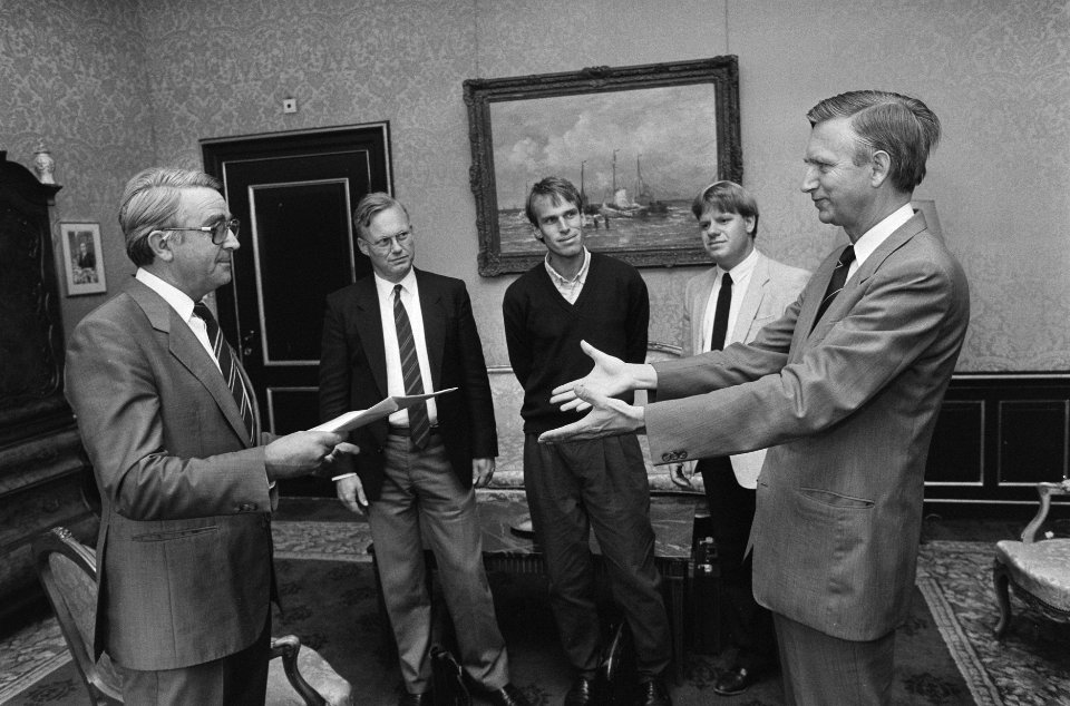 J. N. Scholten , voorzitter Vluchtelingenwerk Nederland, overhandigt rapport ee, Bestanddeelnr 933-7328