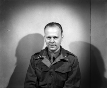 J. Sikkema. Technisch leider van Vrij Nederland. In uniform van kapitein, Bestanddeelnr 935-1131