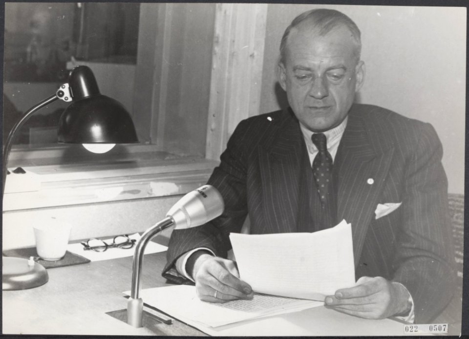 J Meynen, minister van Oorlog, voor de radiomicrofoon, Bestanddeelnr 022-0507