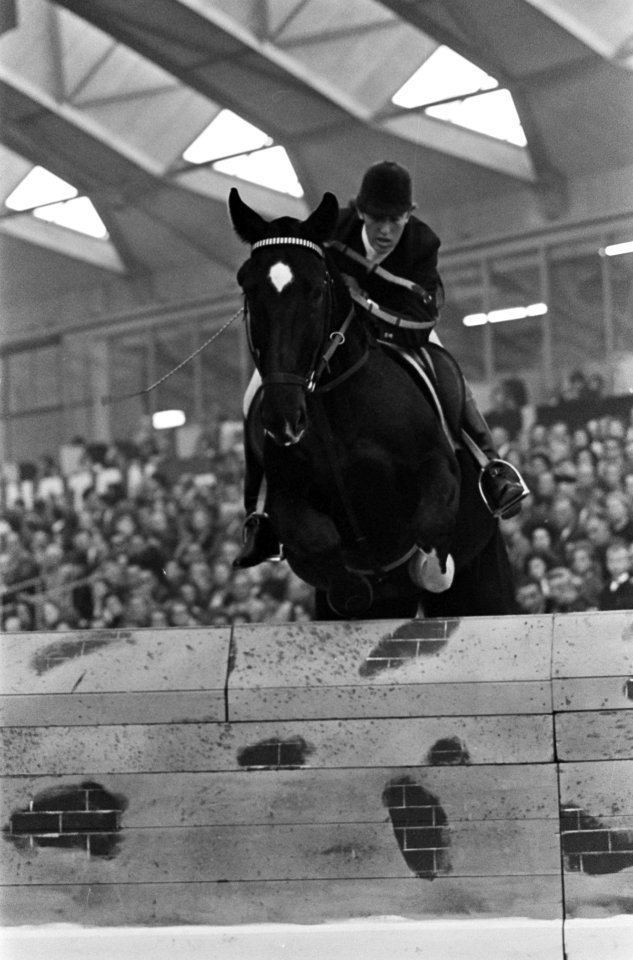 J. Ernst tijdens een sprong op paard Blacky, Bestanddeelnr 918-3580