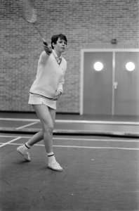 J. van Beusekom in aktie badminton, Bestanddeelnr 921-2194