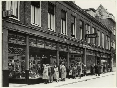 J.A. Lommelaars, winkel in huishoudelijke artikelen, Koningstraat 19-21. NL-HlmNHA 54002451