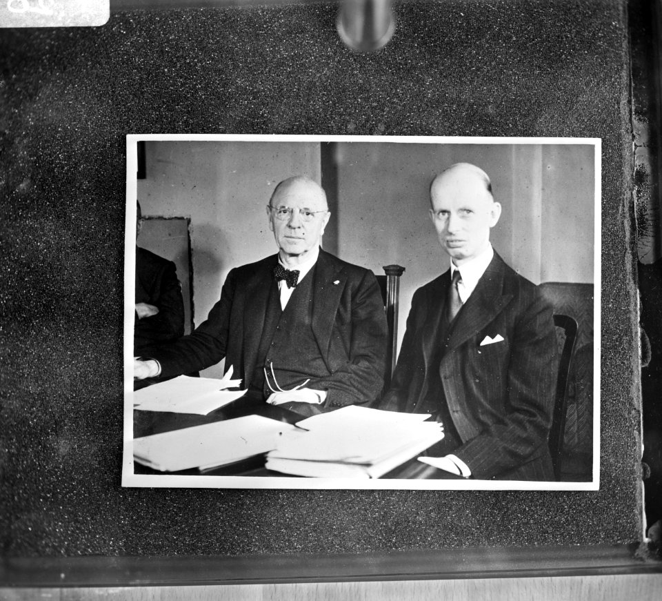 J. W. Albarda (links), minister van Waterstaat en E.N. van Kleffens minister v…, Bestanddeelnr 935-0556