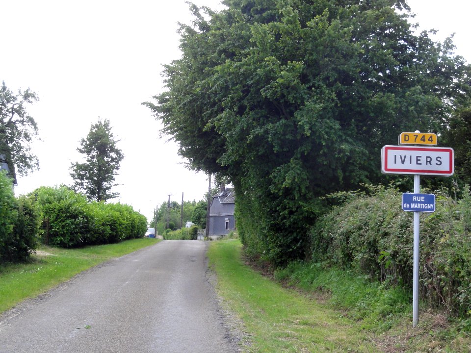 Iviers (Aisne) city limit sign