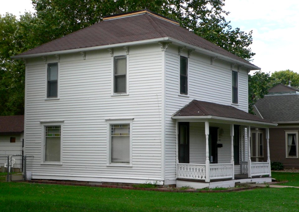 J. A. Larson house (Beresford SD) from NE 1