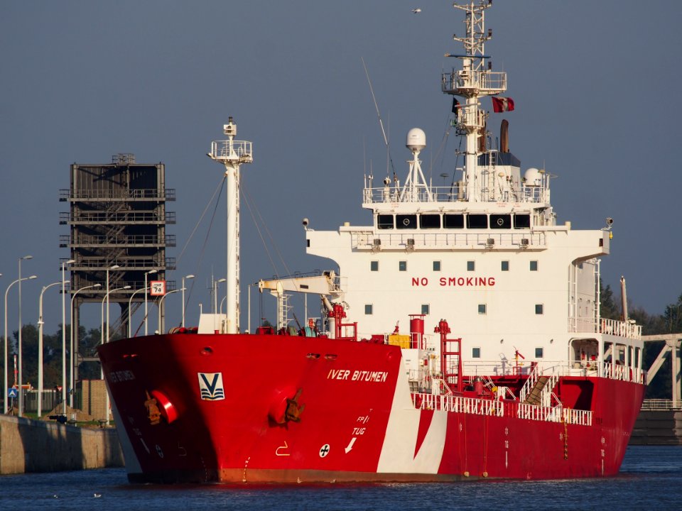 Iver Bitumen (ship, 2009), IMO 9438949, Berendrechtsluis, Port of Antwerp pic1