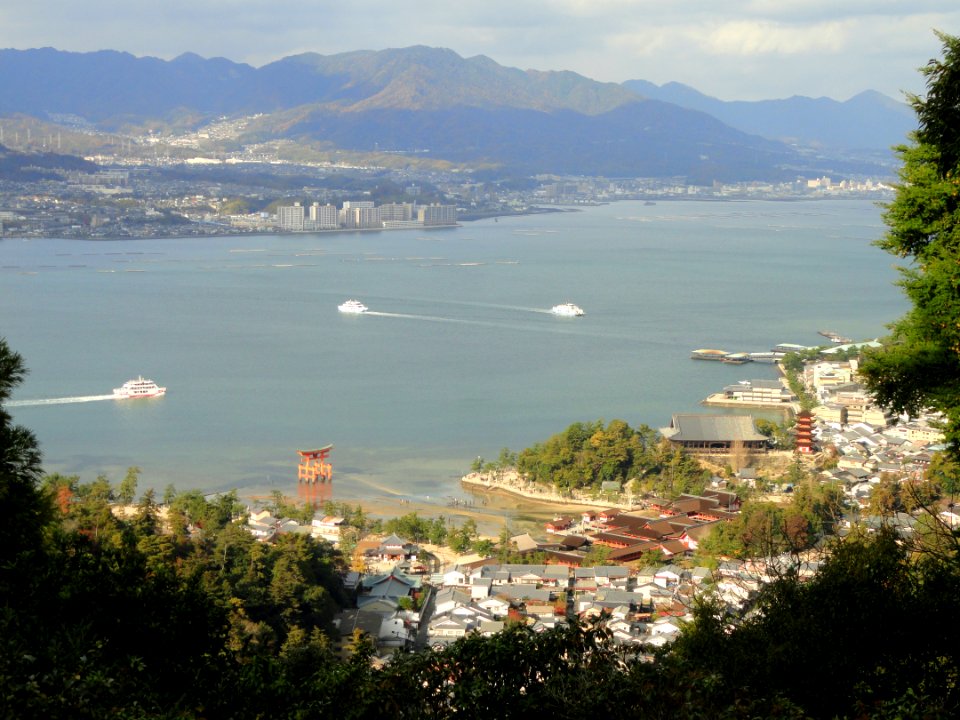 Itsukushima-jinja torii (Miyajima) - DSC02116