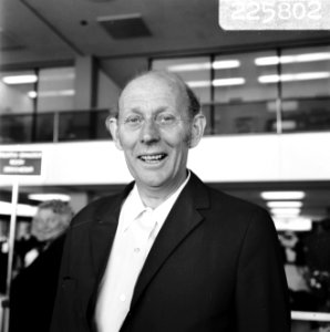 J.H. Davio, vertegenwoordiger van het Nederlands Palestina Komitee vertrekt van , Bestanddeelnr 922-5802
