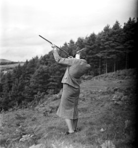 Jacht Vrouw schietend met een jachtgeweer op het Isle of Skye, Bestanddeelnr 254-2371