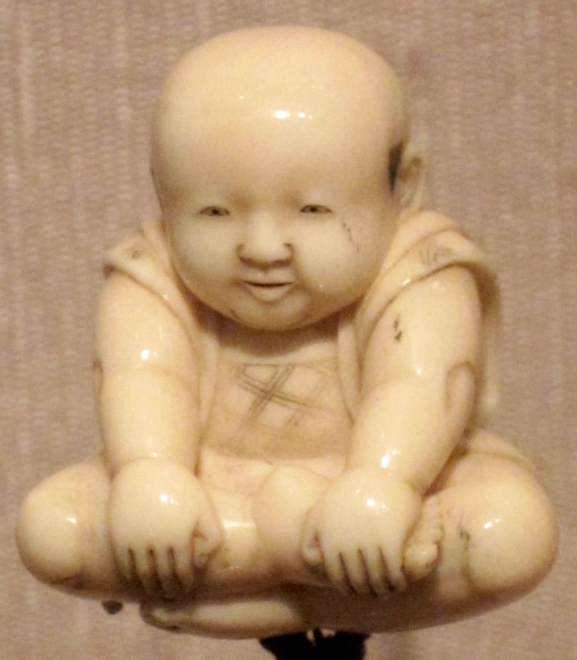 Ivory netsuke with sitting boy, Honolulu Academy of Arts