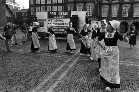 Jac. H. de Jong van de Stichting Pro Demo tussen danseressen op het Haagse binne, Bestanddeelnr 933-5516