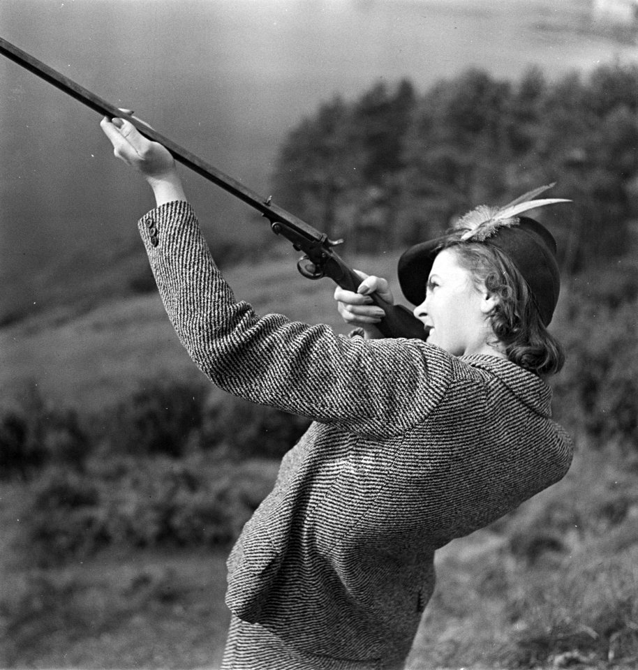 Jacht Vrouw schietend met een jachtgeweer op het Isle of Skye, Bestanddeelnr 254-2369