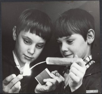 Jaarwisselingen, vuurwerk, kinderen, Bestanddeelnr 052-0545