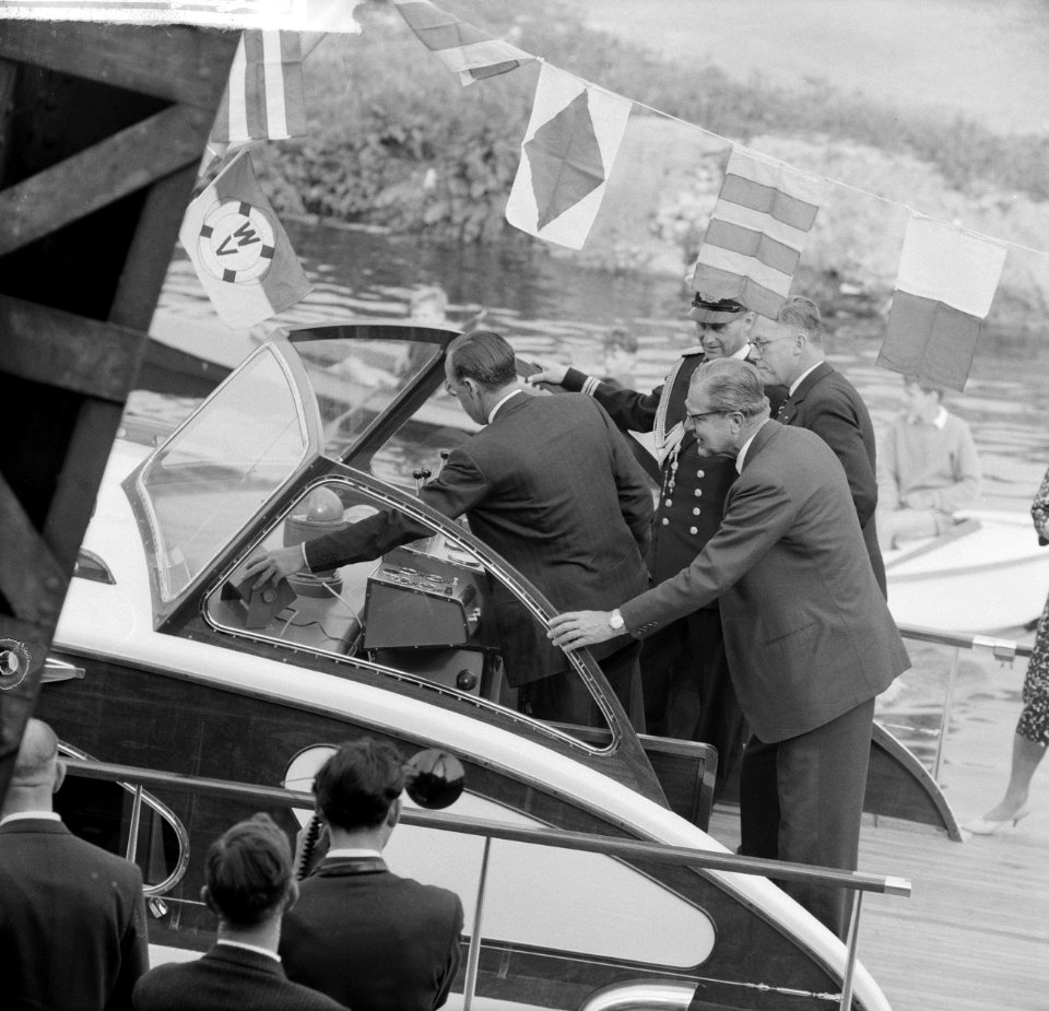 Jacht voor de Prins Bernhard . Prins Bernhard bedient de boot, Bestanddeelnr 912-6159