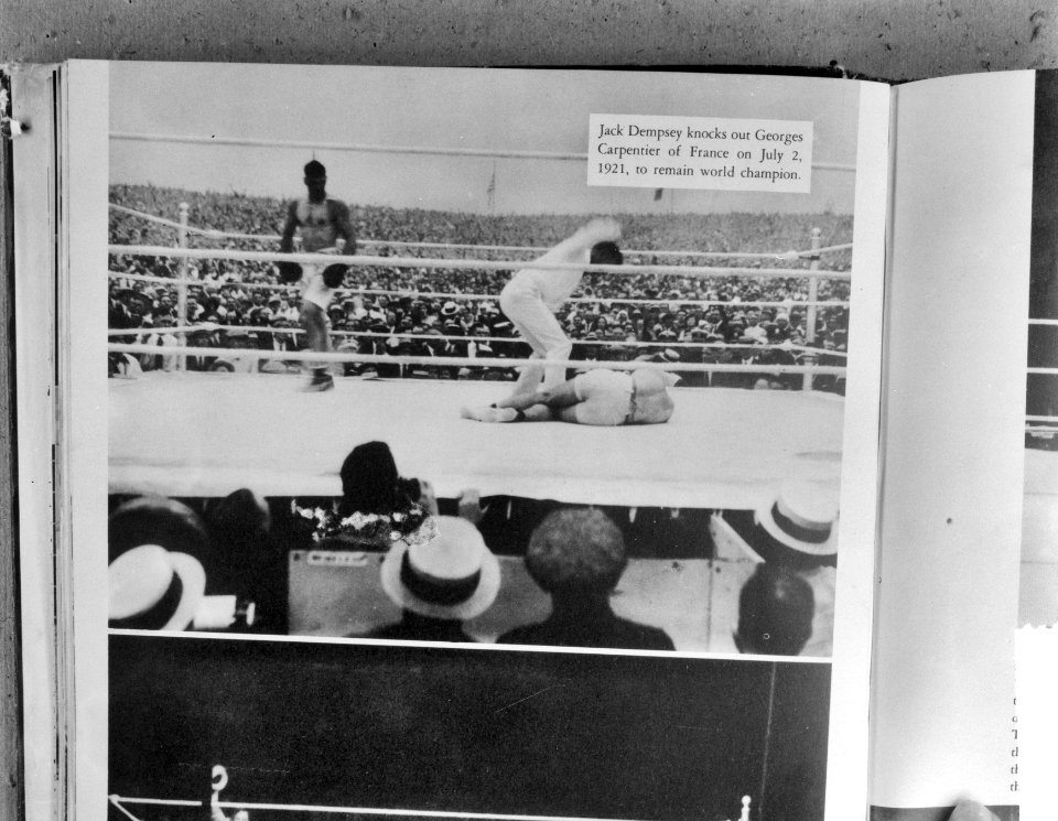 Jack Pempsey (links) heeft de Fransman Georges Carpenti knock out geslagen 2 jul, Bestanddeelnr 917-7346