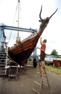 Jachthaven A. Peetoom. De robuuste romp van de Santa Maria hangt stoer in de botenlift. De replica van de historische Oekraïnse marineschip ligt een paar dagen voor onderhoud op de scheepswerf van Ale