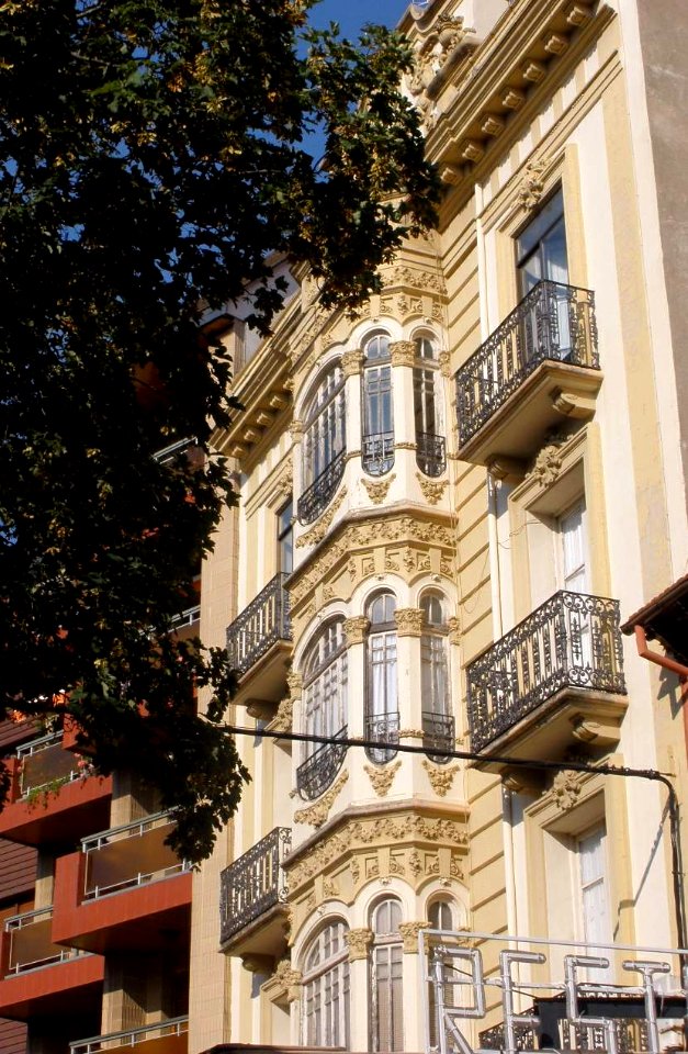 Jaca - Avenida Primer Viernes de Mayo 1