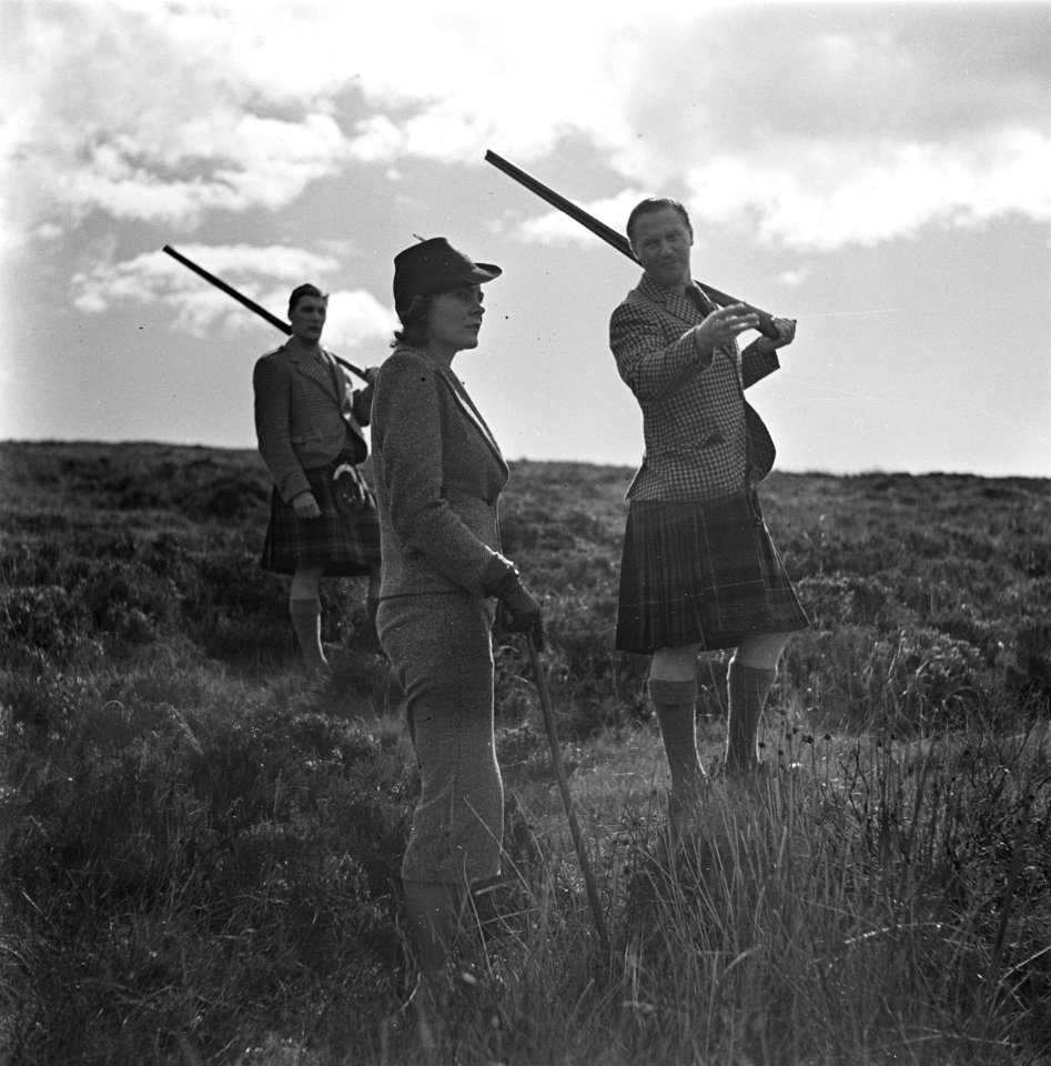Jacht Vrouw met een jachtgeweer en twee mannen in een kilt, Bestanddeelnr 254-2377