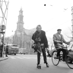Jack de Nijs op rolschaats, in training voor 10 maart (op Rozengracht bij Wester, Bestanddeelnr 918-8268